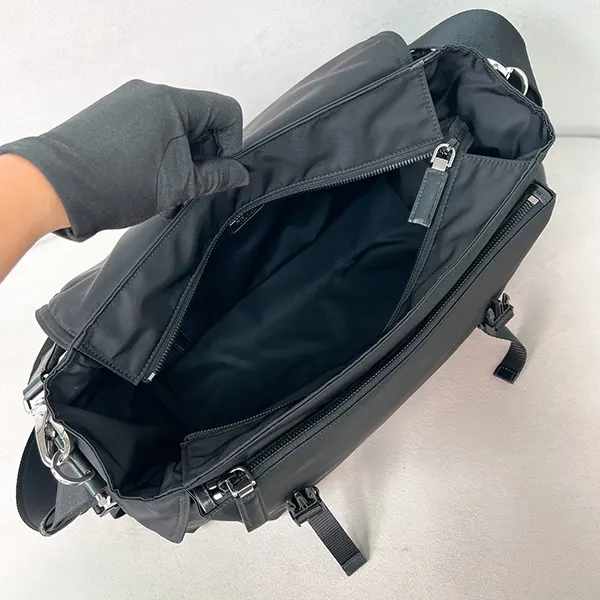 プラダ エクスプロア リナイロン&レザーバッグ