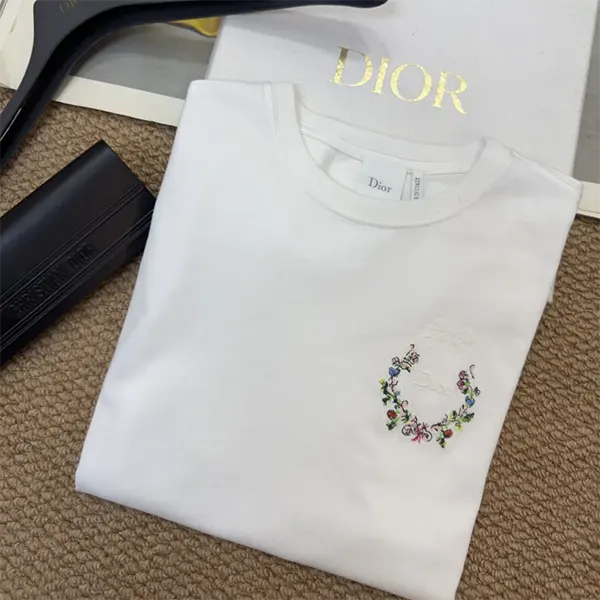 【シンプル可愛い♪】ディオール メダイヨン刺繍 Tシャツ スーパーコピー 643T13A4500_X0800