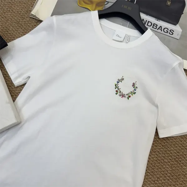 【シンプル可愛い♪】ディオール メダイヨン刺繍 Tシャツ スーパーコピー 643T13A4500_X0800