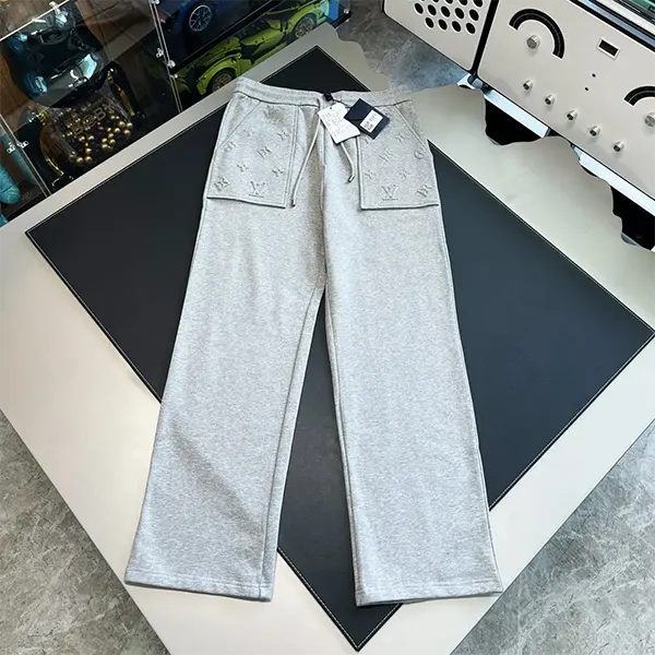 新作★ルイヴィトン★モノグラムエンボス スウェットパンツ スーパーコピー 1AK6IG