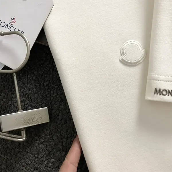 モンクレール トップス 胸元ロゴパッチ クルーネックTシャツ スーパーコピー