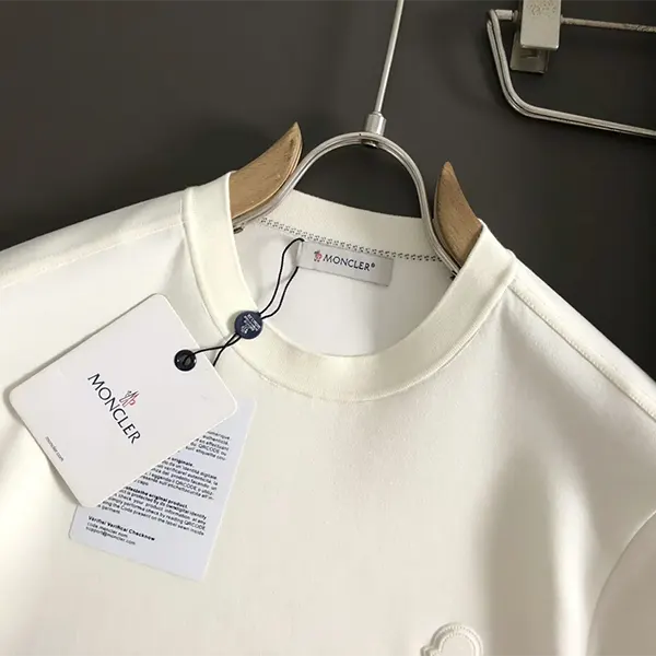 モンクレール トップス 胸元ロゴパッチ クルーネックTシャツ スーパーコピー