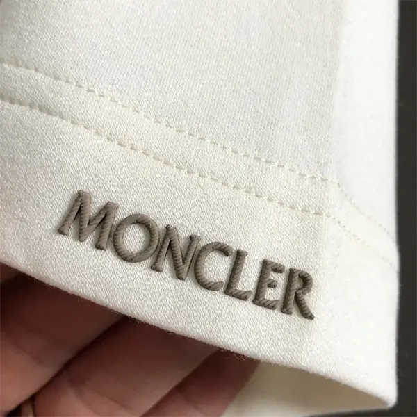 モンクレール トップス 胸元ロゴパッチ クルーネックTシャツ スーパーコピー