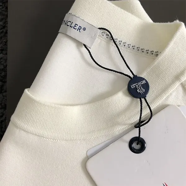モンクレール トップス 胸元ロゴパッチ クルーネックTシャツ スーパーコピー