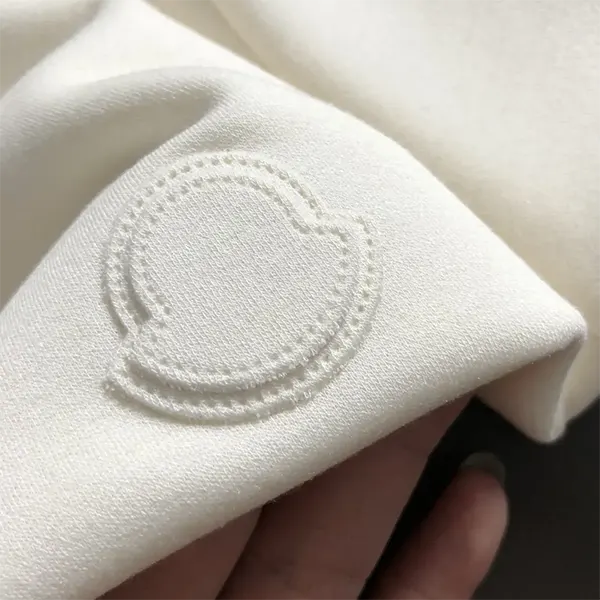 モンクレール トップス 胸元ロゴパッチ クルーネックTシャツ スーパーコピー