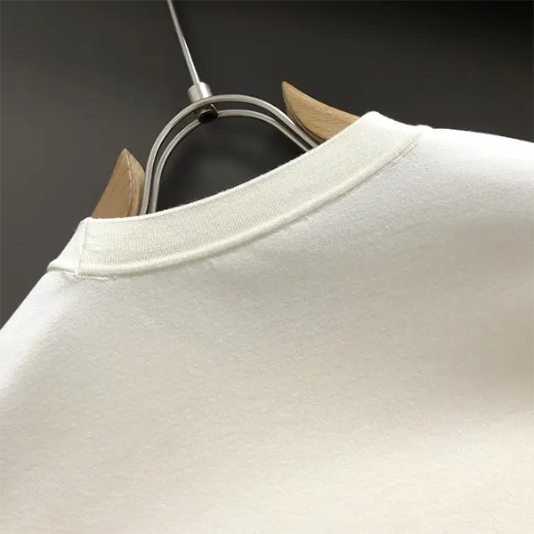 モンクレール トップス 胸元ロゴパッチ クルーネックTシャツ スーパーコピー