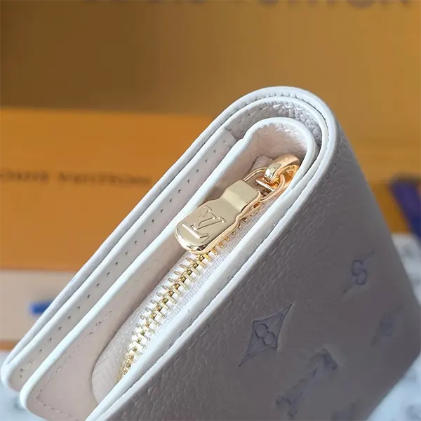 淡いカラーが可愛い【ルイヴィトン】ポルトフォイユ・クレア スーパーコピー M28275